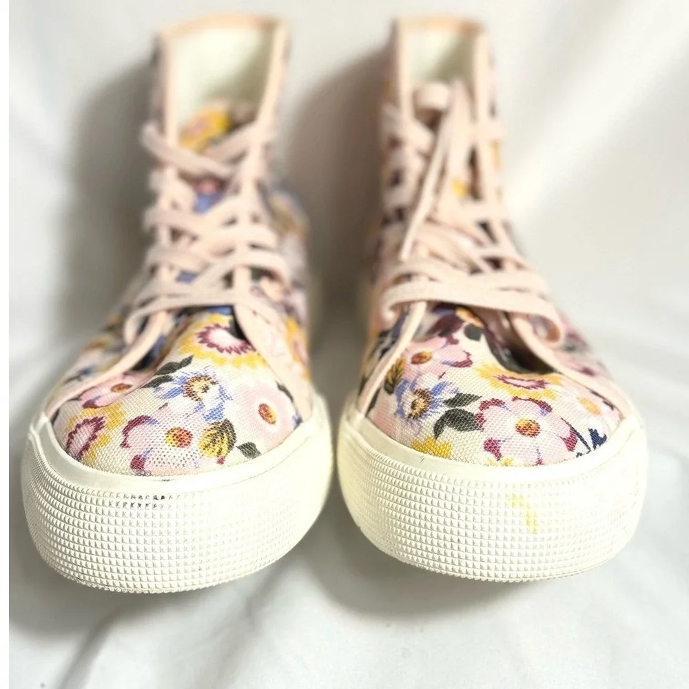 Ayesha Currey stylish high